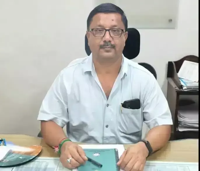 रेलवे अधिकारियों ने ट्रेन में सफाई और यात्री सुविधाओं का किया निरीक्षण