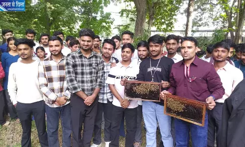 छात्रों को मिली मधुमक्खी पालन की ट्रेनिंग