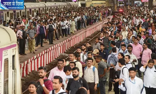 रेलवे यात्रियों के लिए बड़ी चेतावनी, ट्रेन में तेज आवाज में गाने या रील्स चलाने पर ₹1000 जुर्माना