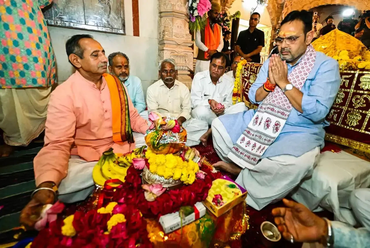 मुख्यमंत्री भजनलाल शर्मा ने मां त्रिपुरा सुंदरी से लिया आशीर्वाद मुख्यमंत्री भजनलाल शर्मा ने मां त्रिपुरा सुंदरी से लिया आशीर्वाद