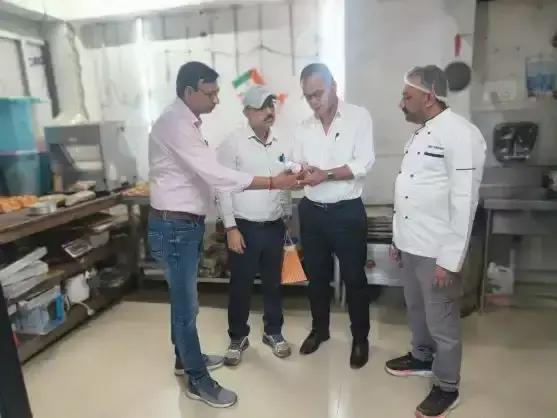 मिलावट पर लगाम लगाने के लिए पनीर और मिठाइयों के नमूने जांच को भेजे