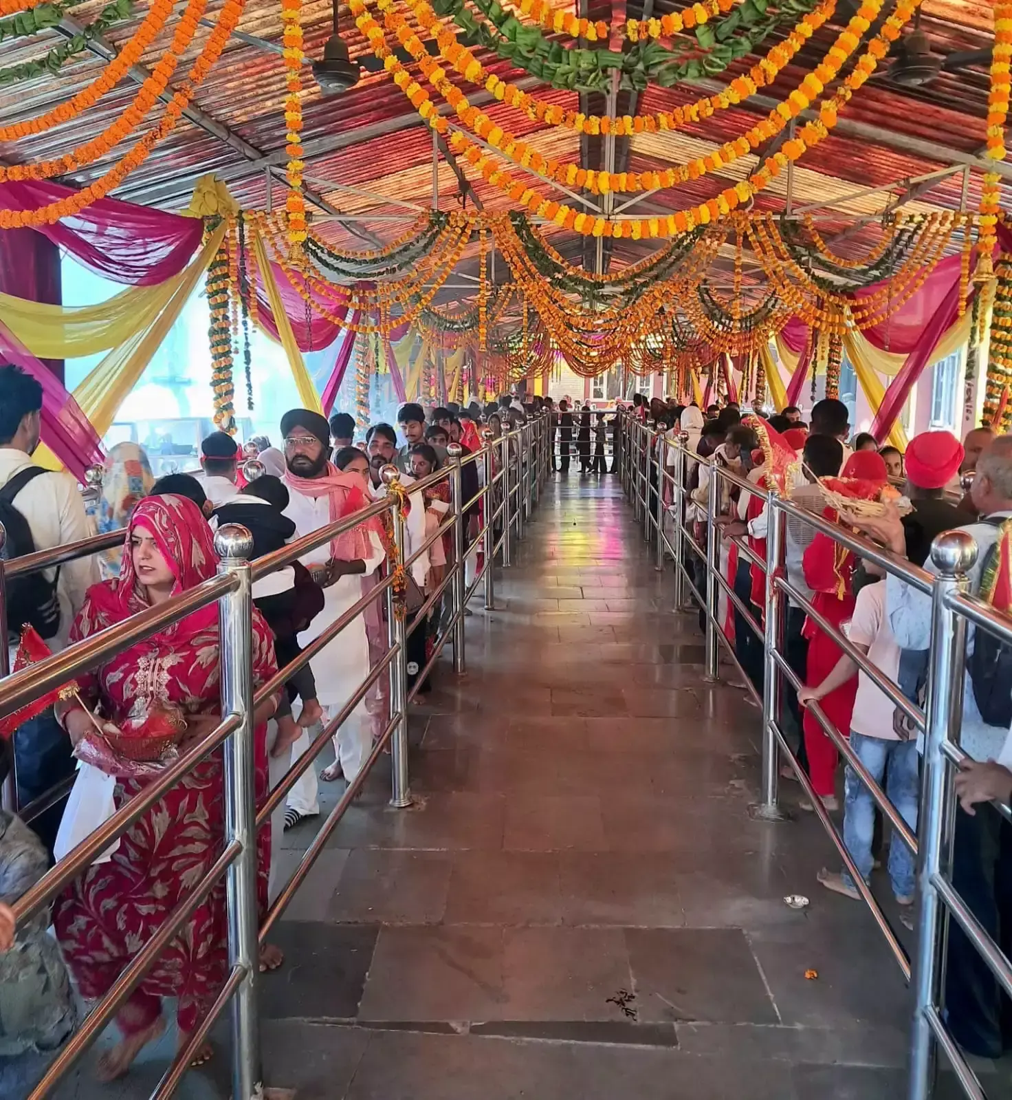 आठवें नवरात्र पर उमड़े श्रद्धालु, मंदिर में चढ़े 9.90 लाख रुपये