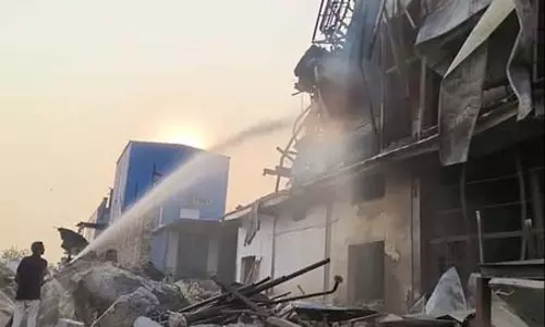 फैक्ट्री में भीषण आग, तीन मजदूर झुलसे 2 लापता फैक्ट्री में भीषण आग, तीन मजदूर झुलसे 2 लापता