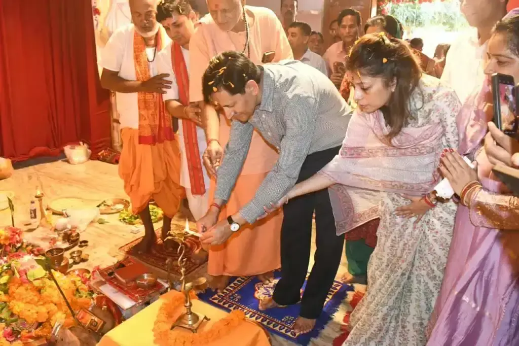 आयुक्त ने शंख ध्वनि प्रतियोगिता की विजेता महिलाओं को किया सम्मानित
