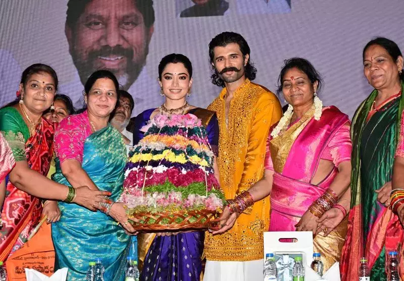 Andhra: विजय देवरकोंडा, रश्मिका मंदाना ने ग्रैंड साददुला बथुकम्मा समारोह में भाग लिया Andhra: विजय देवरकोंडा, रश्मिका मंदाना ने ग्रैंड साददुला बथुकम्मा समारोह में भाग लिया