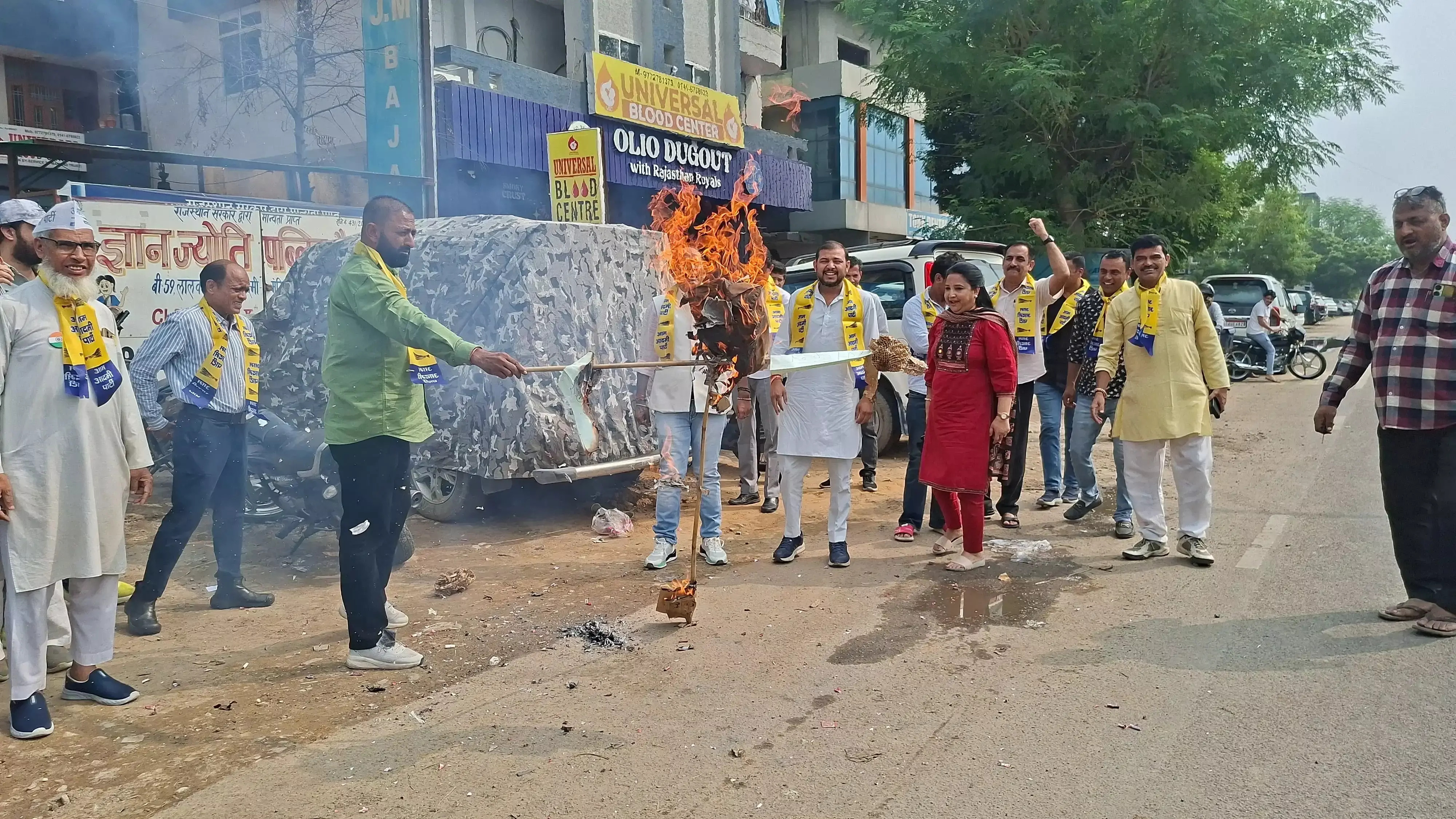मदन राठौड़ के बयान के विरोध में सड़क पर उतरी आप