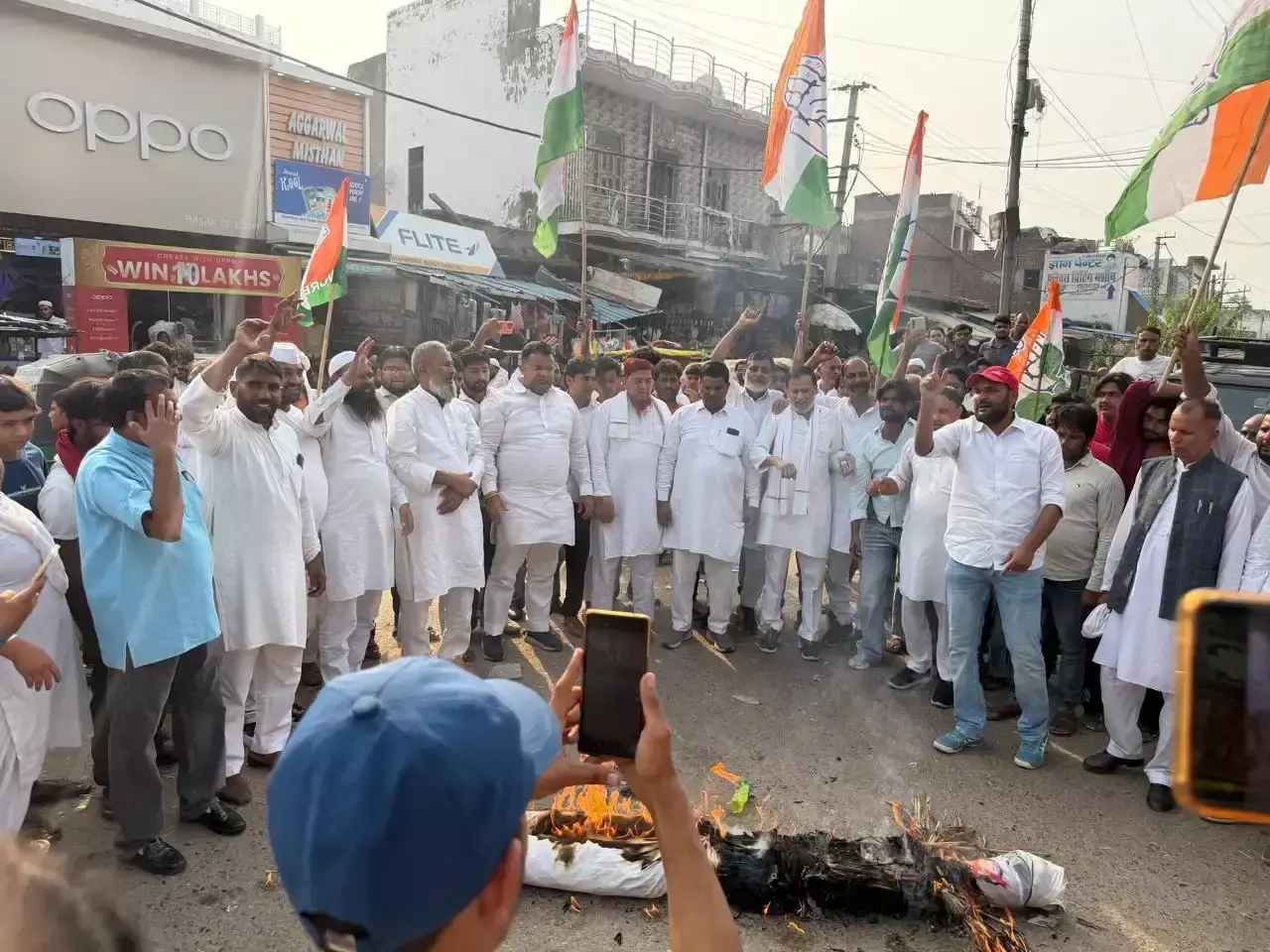 नूंह में कांग्रेस कार्यकर्ताओं ने निकाला विरोध मार्च
