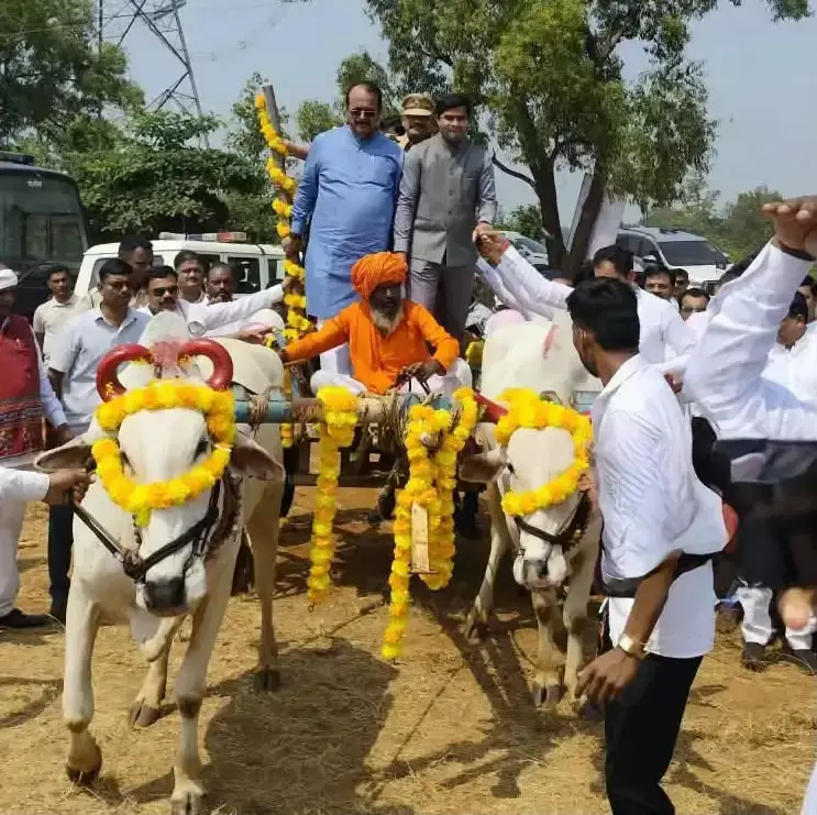 बैलगाड़ी में बैठकर मुरबाड पहुंचे ठाणे डीएम, आश्रम में बच्चों से की मुलाकात