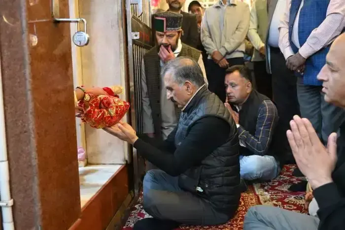 मुख्यमंत्री ने मंदिर में पूजा कर मां कालीबाड़ी का आशीर्वाद लिया