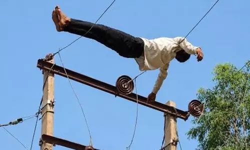 33 केवी बिजली पोल पर चढ़ा नशेड़ी मजदूर, मचा हड़कंप