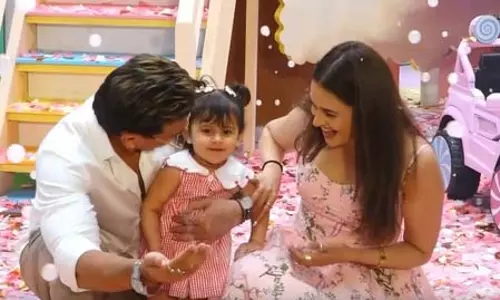 बेटी एक्लीन के दूसरे जन्मदिन पर इमोशनल हुए प्रिंस नरुला, कहा - अब मेरी पूरी दुनिया तुम हो बेटी एक्लीन के दूसरे जन्मदिन पर इमोशनल हुए प्रिंस नरुला, कहा - अब मेरी पूरी दुनिया तुम हो