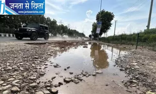 लाखों का प्रॉपर्टी टैक्स देने के बावजूद बदहाल सड़कें, गड्ढों से परेशान लोग लाखों का प्रॉपर्टी टैक्स देने के बावजूद बदहाल सड़कें, गड्ढों से परेशान लोग