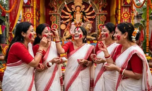 सिंदूर खेला: सुहागिन महिलाओं की खास रस्म, देवी के चेहरे पर पान के पत्ते को स्पर्श कराकर पोंछती हैं आंसू सिंदूर खेला: सुहागिन महिलाओं की खास रस्म, देवी के चेहरे पर पान के पत्ते को स्पर्श कराकर पोंछती हैं आंसू