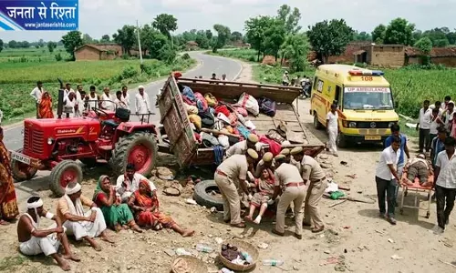 जवारा विसर्जन करने जा रहे श्रद्धालुओं से भरी ट्रैक्टर-ट्रॉली पलटी, 19 लोग घायल