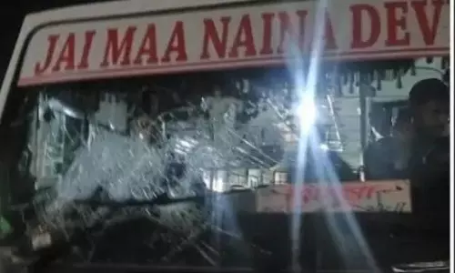 हिमाचल के सोलन में सड़क पर हाईवोल्टेज ड्रामा, बस की खिड़कियां टूटीं