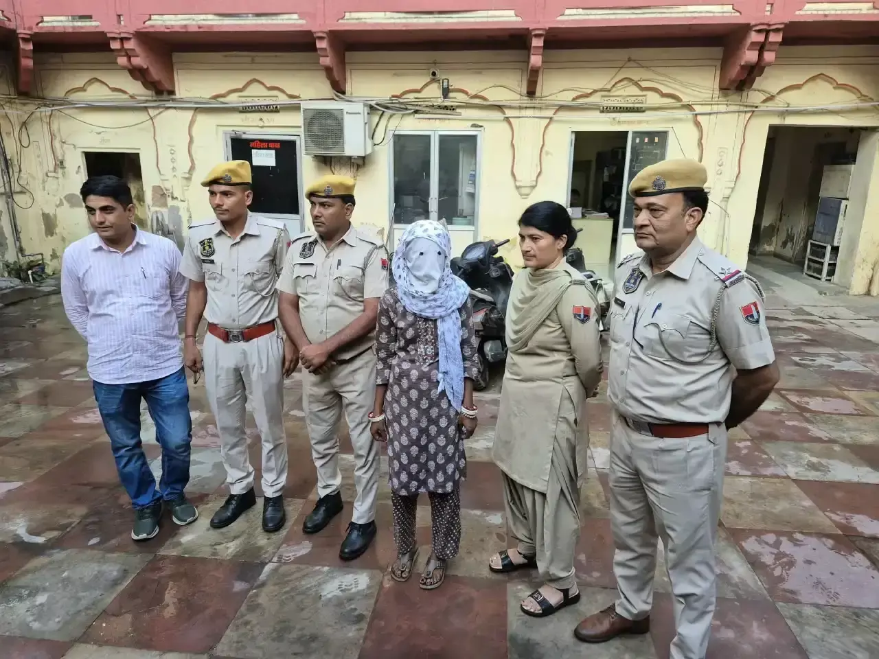 ई-रिक्शा में रत्न चोरी की वारदात का खुलासा, गुजरात की महिला गिरफ्तार