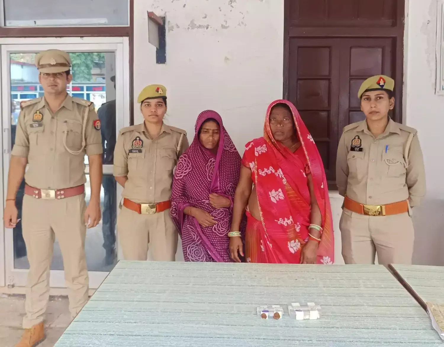 नवरात्र के दौरान चेन चोरी के आरोप में कुशीनगर की दो महिलाएं गिरफ्तार