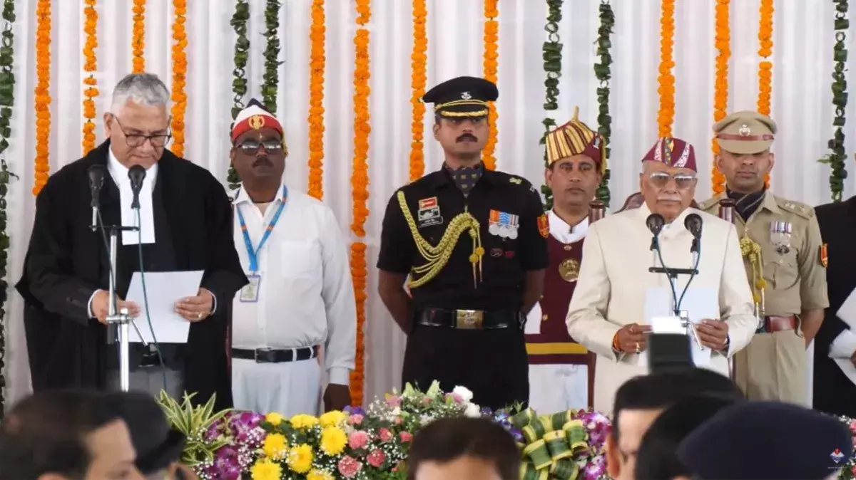 उत्तराखंड में डॉ. ढाल सिंह बिसेन ने ली पद और गोपनीयता की शपथ उत्तराखंड में डॉ. ढाल सिंह बिसेन ने ली पद और गोपनीयता की शपथ