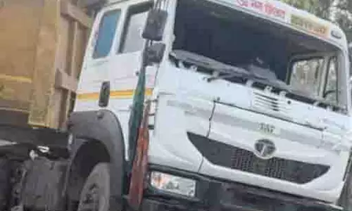 हाइवा और ट्रेलर की भीषण भिड़ंत, ड्राइवर की दर्दनाक मौत हाइवा और ट्रेलर की भीषण भिड़ंत, ड्राइवर की दर्दनाक मौत