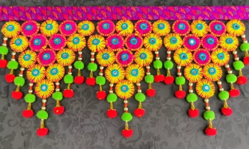 पुरानी चूड़ियों से बनाएं खूबसूरत तोरण
