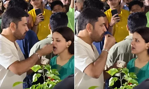 अंबानी के नवरात्रि समारोह में धोनी-साक्षी का आइसक्रीम प्रैंक, वीडियो वायरल अंबानी के नवरात्रि समारोह में धोनी-साक्षी का आइसक्रीम प्रैंक, वीडियो वायरल