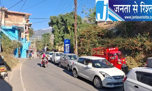 पालमपुर में ट्रैफिक व्यवस्था चरमराई, सड़कों पर लगा भीषण जाम पालमपुर में ट्रैफिक व्यवस्था चरमराई, सड़कों पर लगा भीषण जाम