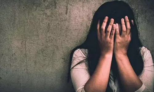 किताब ढूंढने में मदद के बहाने छात्रा से की गलत हरकत, आरोपी प्यून गिरफ्तार किताब ढूंढने में मदद के बहाने छात्रा से की गलत हरकत, आरोपी प्यून गिरफ्तार