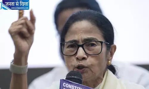 दुर्गा पूजा पुरस्कार पर TMC ने उठाए सवाल