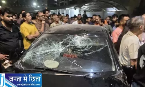 नोएडा की हाईराइज सोसायटी में नशे में धुत युवकों का हंगामा, कई गाड़ियों को मारी टक्कर