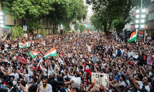 भारत न बांग्लादेश है न फ्रांस शशि थरूर का भाजपा पर पलटवार भारत न बांग्लादेश है न फ्रांस शशि थरूर का भाजपा पर पलटवार