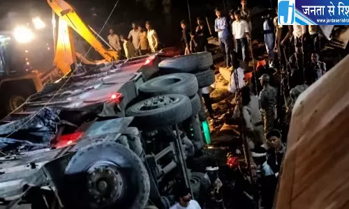 ग्वालियर हादसे में मसीहा बने खदान कर्मचारी, ट्रक उठाकर बचाए लोग ग्वालियर हादसे में मसीहा बने खदान कर्मचारी, ट्रक उठाकर बचाए लोग