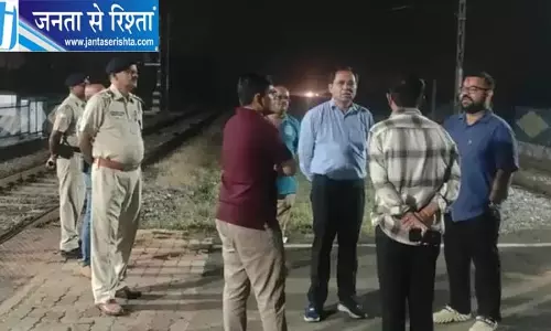 रेलवे ट्रैक पर 25 हाथियों के झुंड से हड़कंप, हावड़ा-मुंबई रूट पर कई ट्रेनें रोकी गई रेलवे ट्रैक पर 25 हाथियों के झुंड से हड़कंप, हावड़ा-मुंबई रूट पर कई ट्रेनें रोकी गई