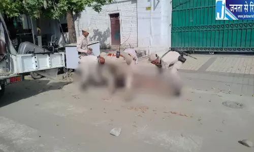 मणिपुर में तिहरे हत्याकांड के बाद भड़का गुस्सा, CM आवास के बाहर शव रखकर प्रदर्शन