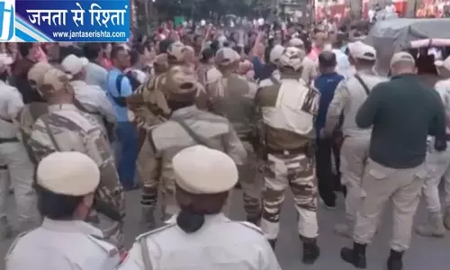 मणिपुर में उग्रवादियों की गोलीबारी में 3 लोगों की मौत, CM आवास के बाहर शव रखकर प्रदर्शन मणिपुर में उग्रवादियों की गोलीबारी में 3 लोगों की मौत, CM आवास के बाहर शव रखकर प्रदर्शन