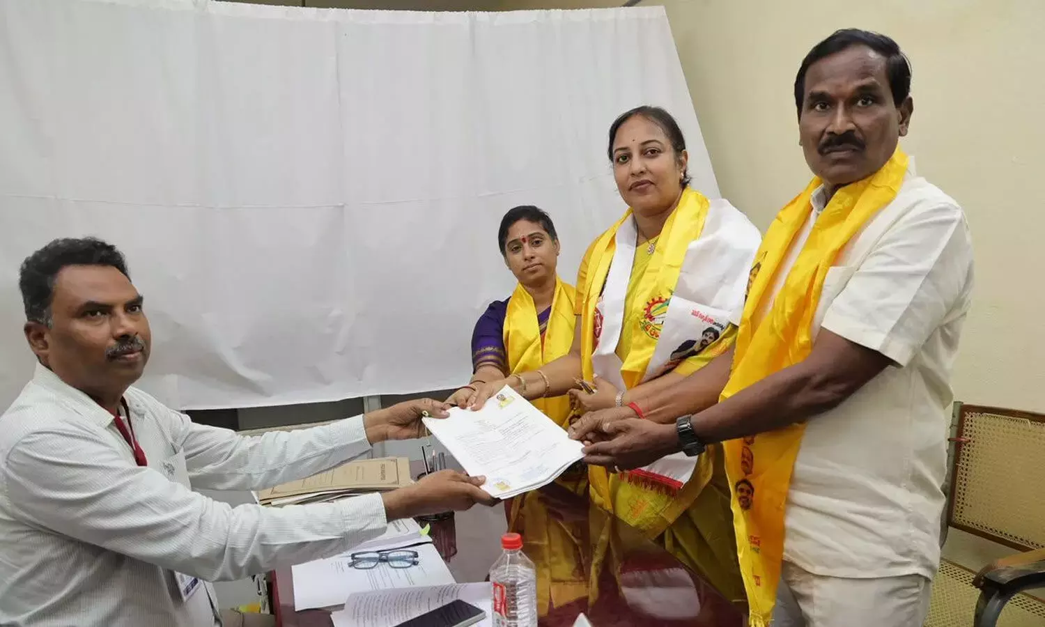 Andhra: टीडीपी गठबंधन उम्मीदवार अपर्णा ने नामांकन दाखिल किया