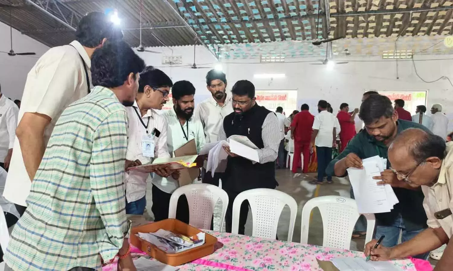 Andhra: अधिकारियों ने मतदाताओं को प्रलोभन देने पर अंकुश लगाने को कहा
