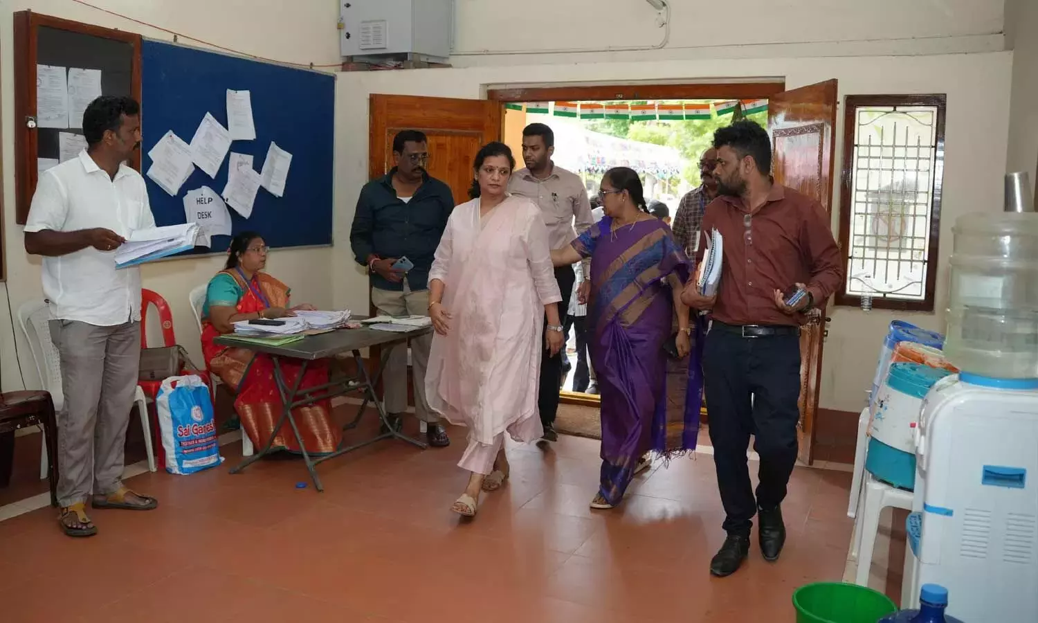 Andhra: नामांकन प्रक्रिया का निरीक्षण करते चुनाव पर्यवेक्षक