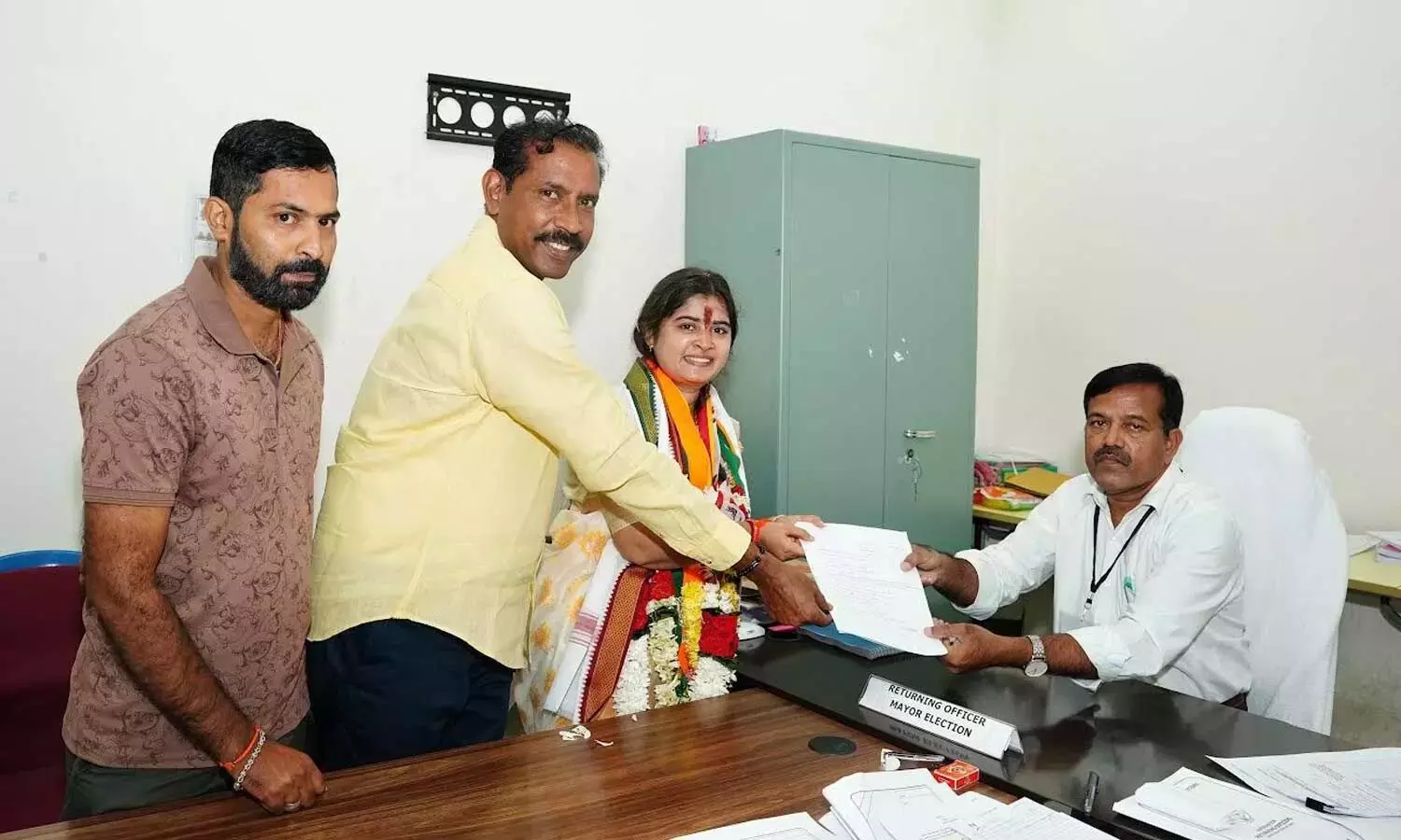 टीडीपी-YSRCP मेयर पद के उम्मीदवारों के बीच हाई-वोल्टेज प्रचार पर ध्यान केंद्रित हो गया है टीडीपी-YSRCP मेयर पद के उम्मीदवारों के बीच हाई-वोल्टेज प्रचार पर ध्यान केंद्रित हो गया है