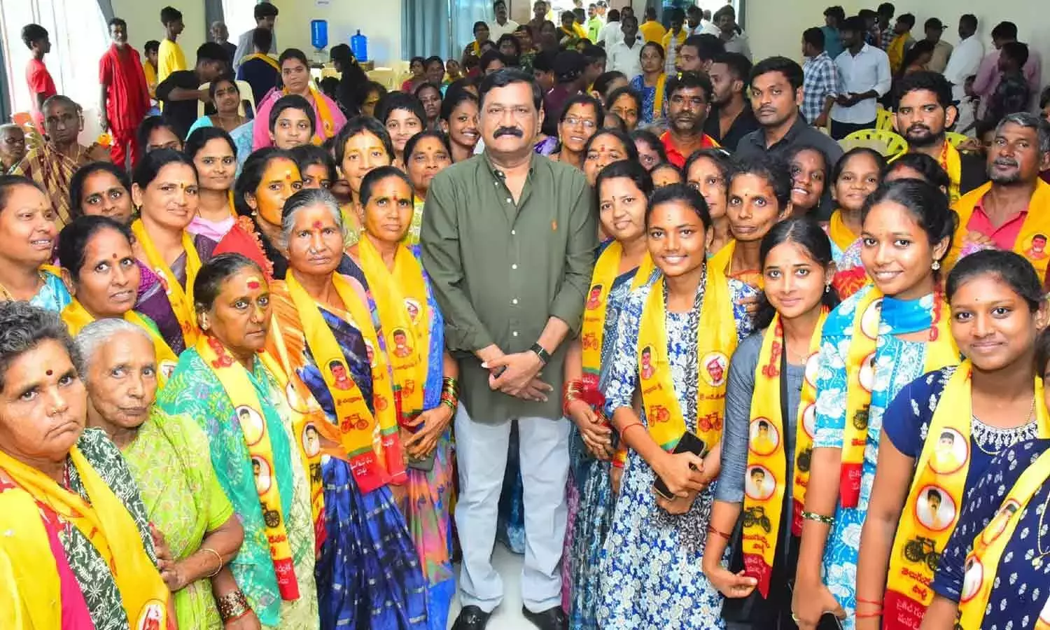 YSRCP के 300 कार्यकर्ता टीडीपी में शामिल हुए YSRCP के 300 कार्यकर्ता टीडीपी में शामिल हुए
