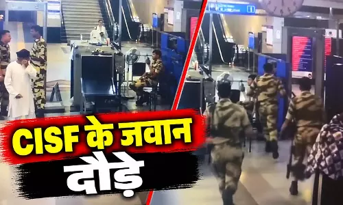 मेट्रो स्टेशन में CISF का एक्शन LIVE, भागने की कोशिश कर रहा संदिग्ध दबोचा गया मेट्रो स्टेशन में CISF का एक्शन LIVE, भागने की कोशिश कर रहा संदिग्ध दबोचा गया
