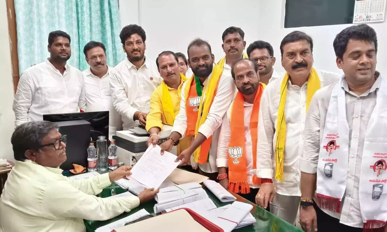 Andhra: मेयर सीट के लिए अजेश यादव के नामांकन के अवसर पर एनडीए की विशाल रैली