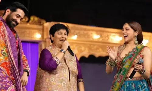 फाल्गुनी पाठक के गरबा पर आयुष्मान-शरवरी का जलवा फाल्गुनी पाठक के गरबा पर आयुष्मान-शरवरी का जलवा