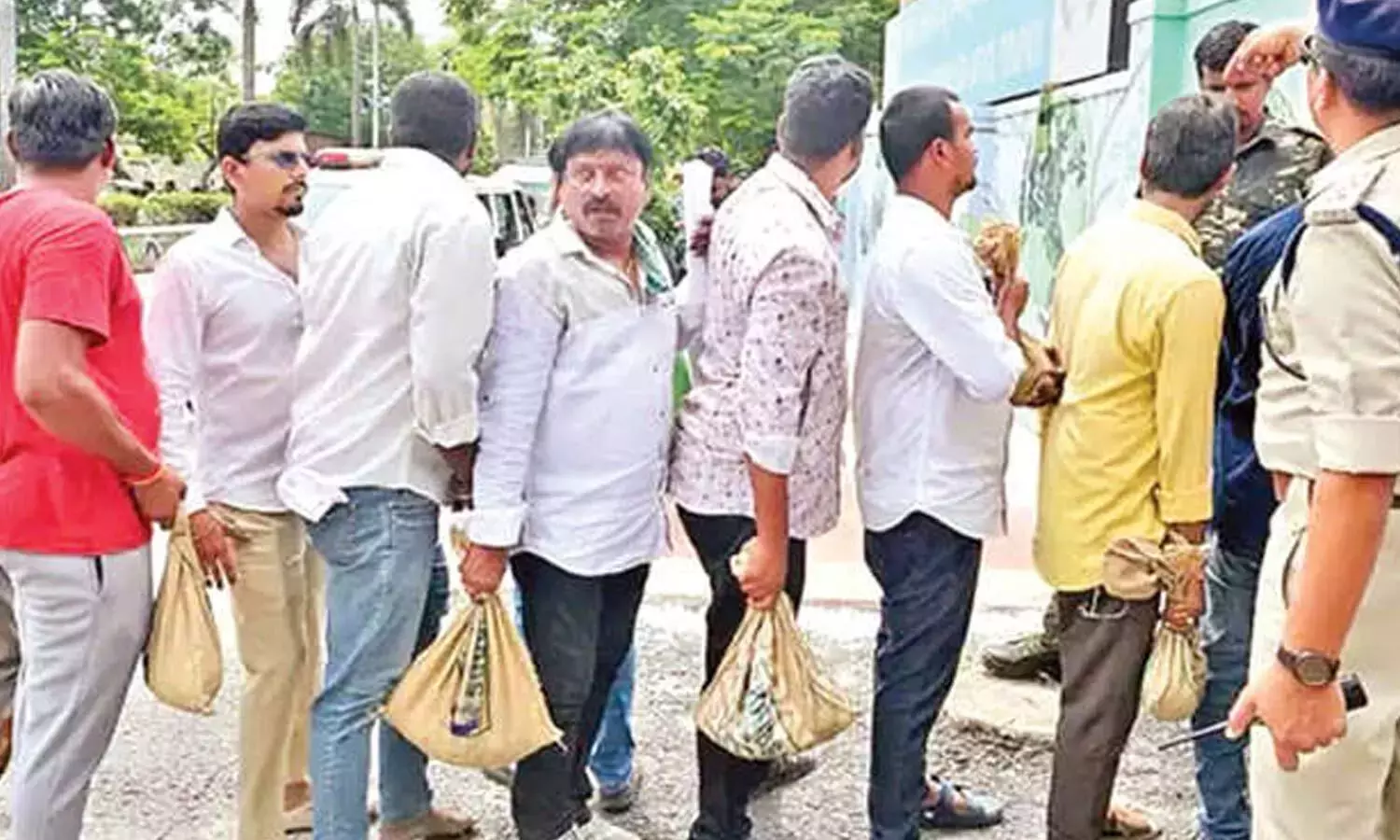 Andhra: सिक्कों की बोरियाँ तिरूपति नामांकन दिवस को गिनती की प्रक्रिया में बदल देती हैं Andhra: सिक्कों की बोरियाँ तिरूपति नामांकन दिवस को गिनती की प्रक्रिया में बदल देती हैं