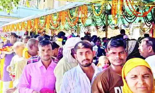 जयकारों से गूंज रहे देवियों के दरबार, मंदिरों में उमड़ रहा भक्तों का सैलाब
