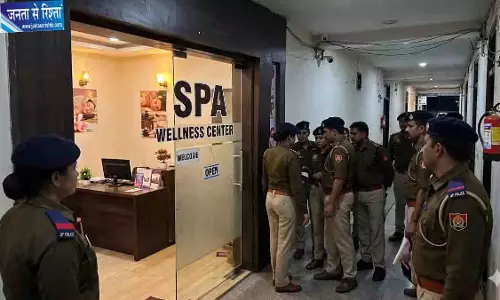 स्पा सेंटर की आड़ में देह व्यापार का खुलासा, 11 लोग हिरासत में स्पा सेंटर की आड़ में देह व्यापार का खुलासा, 11 लोग हिरासत में