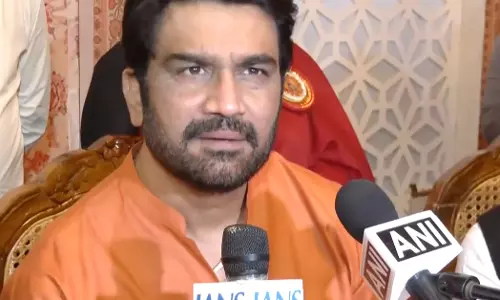 टाइगर श्रॉफ फायरिंग केस पर भड़के शरद केलकर टाइगर श्रॉफ फायरिंग केस पर भड़के शरद केलकर