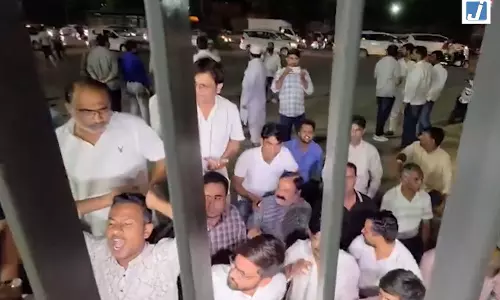 पुलिस कमिश्नरेट में कांग्रेस नेताओं का धरना, NSUI की महिला नेता से मारपीट के आरोप पर FIR की मांग