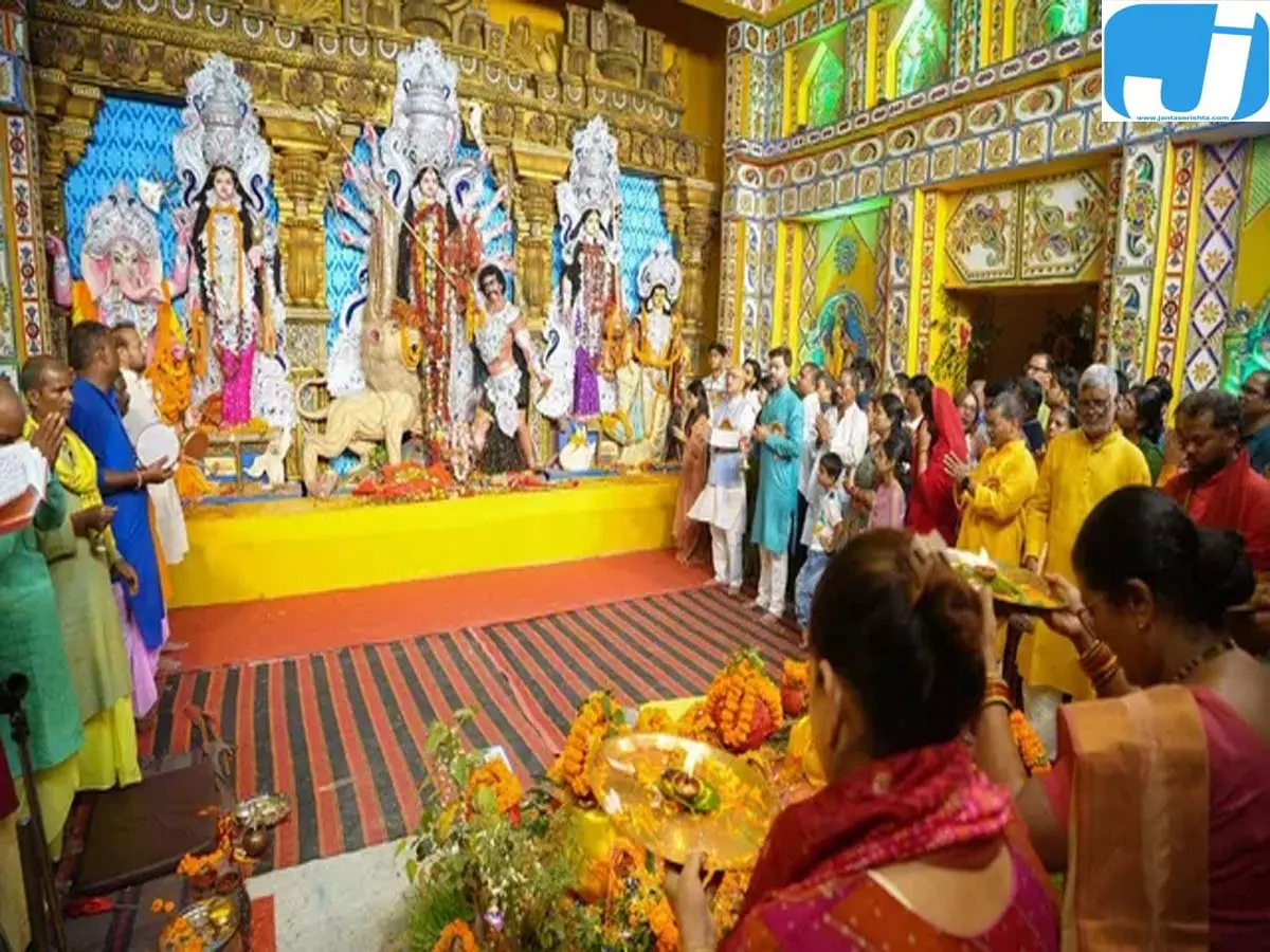 दुर्गापूजा के उत्साह के बीच सतर्कता, प्रवेश और निकास मार्गों पर कड़ी निगरानी दुर्गापूजा के उत्साह के बीच सतर्कता, प्रवेश और निकास मार्गों पर कड़ी निगरानी