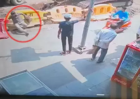 LIVE VIDEO! नगर निगम के निर्माण स्थल पर 10 फुट गहरे गड्ढे में गिरने से बुजुर्ग की मौत LIVE VIDEO! नगर निगम के निर्माण स्थल पर 10 फुट गहरे गड्ढे में गिरने से बुजुर्ग की मौत