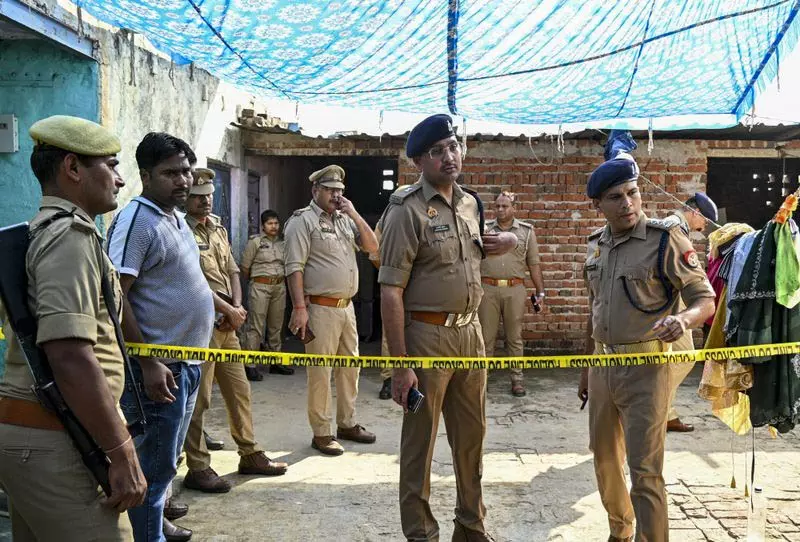 नोएडा में परिवार की मौत का रहस्य गहराया, जहर और संपत्ति विवाद की जांच नोएडा में परिवार की मौत का रहस्य गहराया, जहर और संपत्ति विवाद की जांच